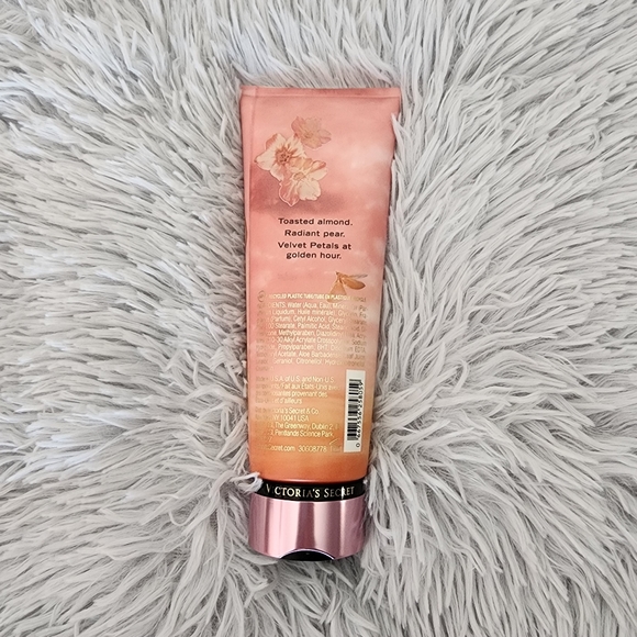 VS Velvet Petals Golden Fragrance Lotion - Picture 3 of 8